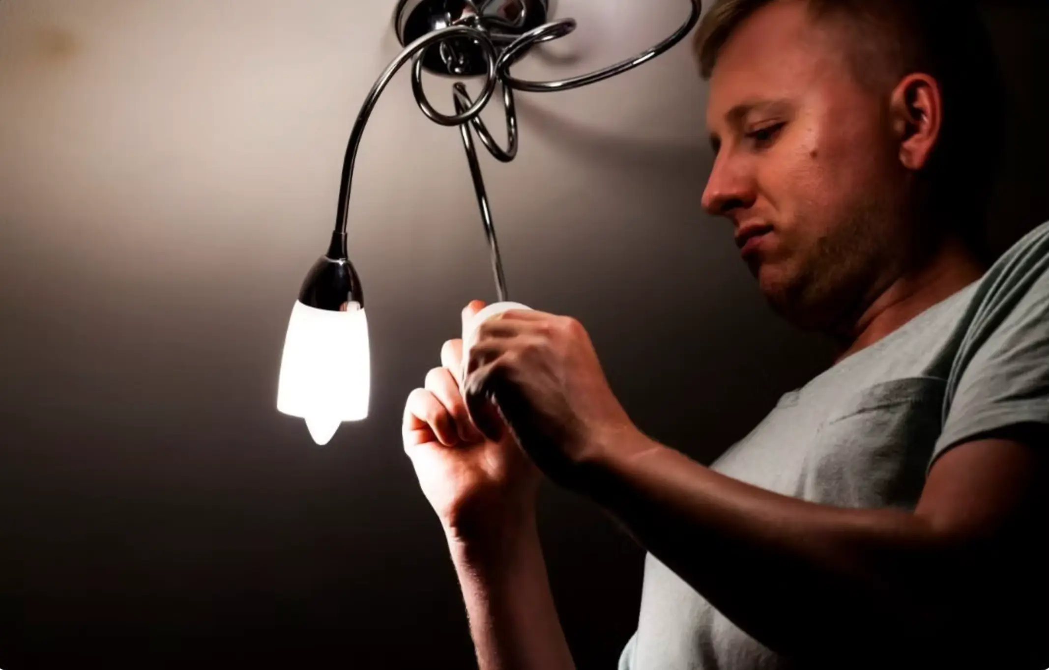 Lamp ophangen als voorbeeld van een klus waarmee je geld kunt verdienen